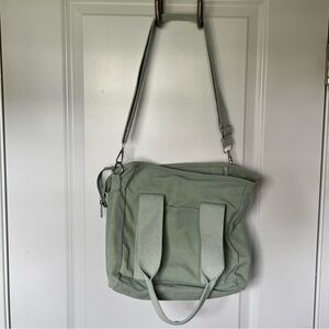 Green canvas tote bag with zipper. Brand: Halemet